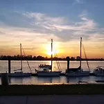 Du Port Avec Jardin Prive *
